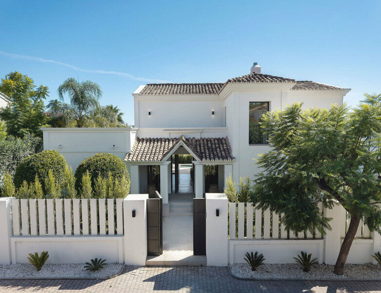 FOR SALE 🏡 Furnished Five-Bedroom Villa with Sea Views over Three Levels – Nueva Andalucía, Marbella 🇪🇸