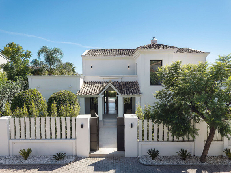 FOR SALE 🏡 Furnished Five-Bedroom Villa with Sea Views over Three Levels – Nueva Andalucía, Marbella 🇪🇸