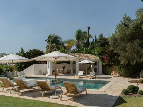 FOR SALE 🏡 Renovated Four-Bedroom Villa on a Double Plot with Sunset Views – Nueva Andalucía, Marbella 🇪🇸