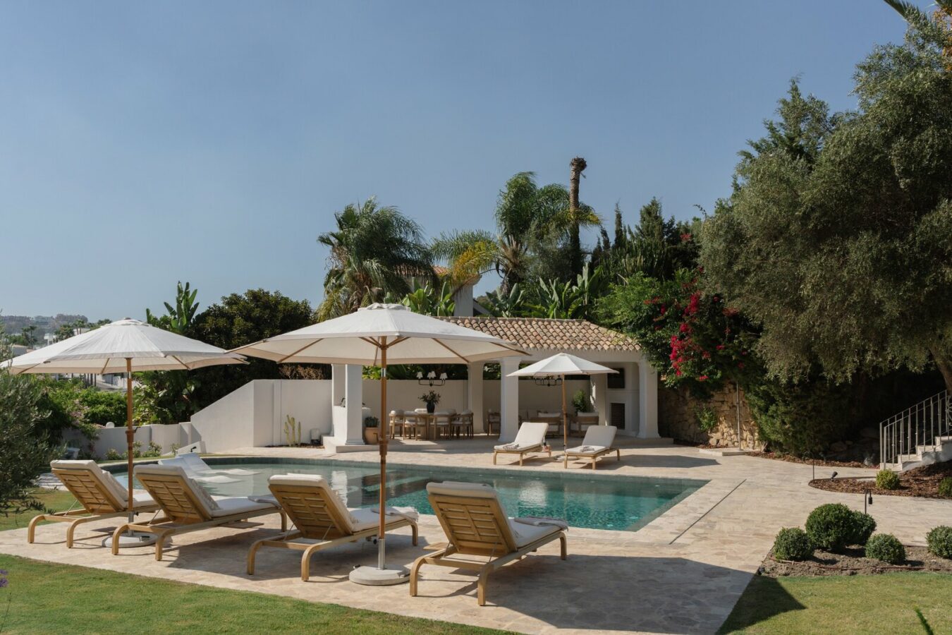 FOR SALE 🏡 Renovated Four-Bedroom Villa on a Double Plot with Sunset Views – Nueva Andalucía, Marbella 🇪🇸