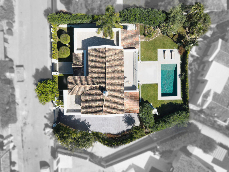 FOR SALE 🏡 Furnished Five-Bedroom Villa with Sea Views over Three Levels – Nueva Andalucía, Marbella 🇪🇸