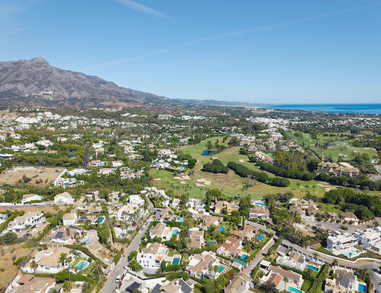 FOR SALE 🏡 Furnished Five-Bedroom Villa with Sea Views over Three Levels – Nueva Andalucía, Marbella 🇪🇸
