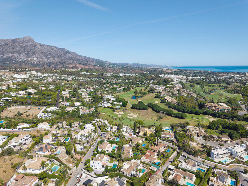 FOR SALE 🏡 Furnished Five-Bedroom Villa with Sea Views over Three Levels – Nueva Andalucía, Marbella 🇪🇸