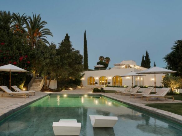 FOR SALE 🏡 Renovated Four-Bedroom Villa on a Double Plot with Sunset Views – Nueva Andalucía, Marbella 🇪🇸