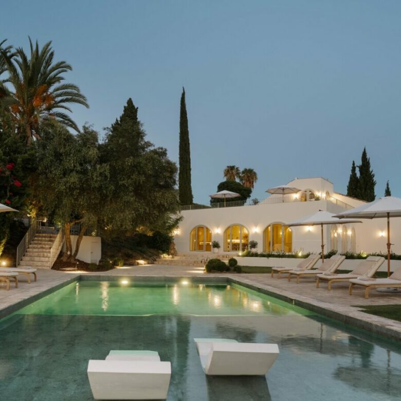 FOR SALE 🏡 Renovated Four-Bedroom Villa on a Double Plot with Sunset Views – Nueva Andalucía, Marbella 🇪🇸