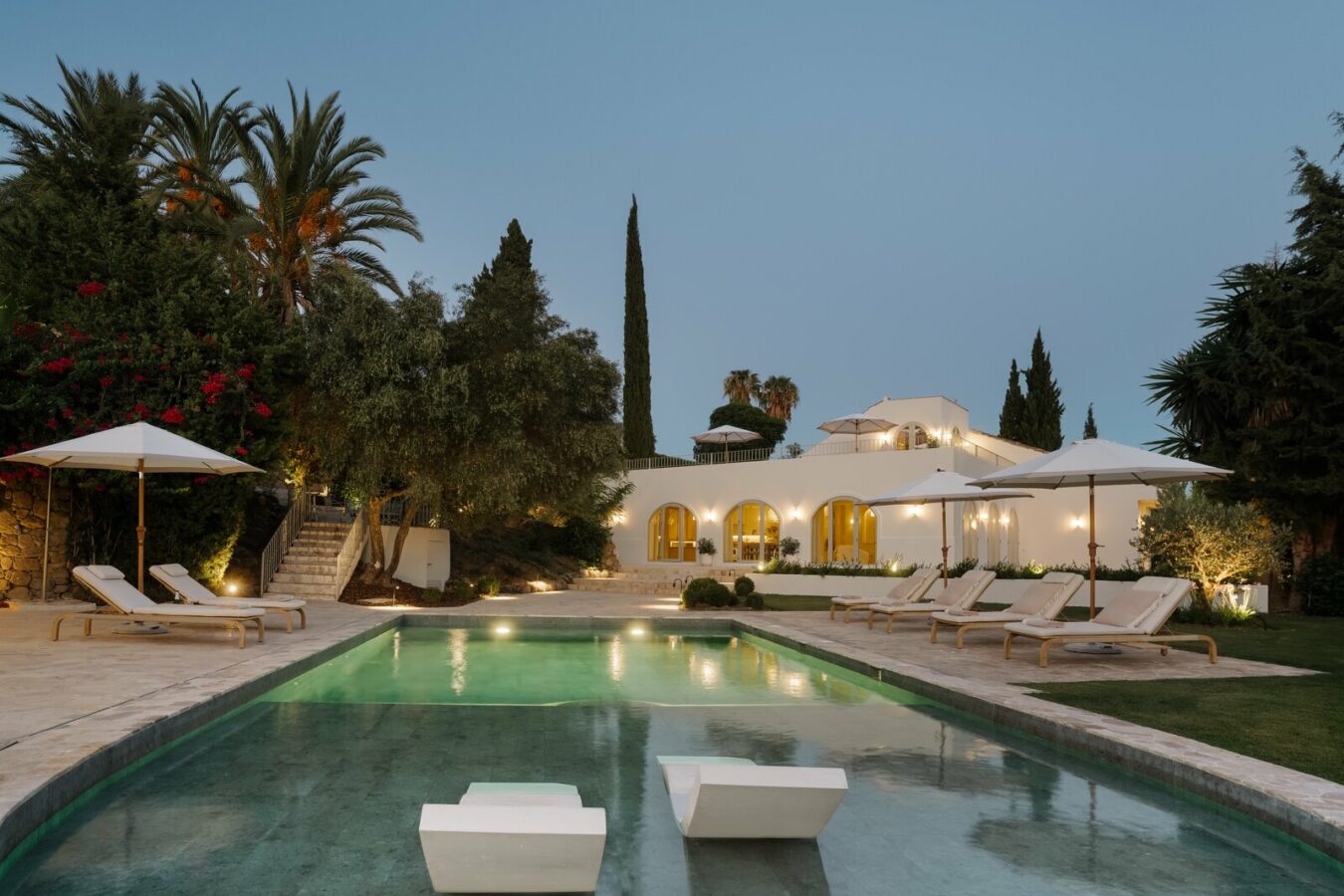 FOR SALE 🏡 Renovated Four-Bedroom Villa on a Double Plot with Sunset Views – Nueva Andalucía, Marbella 🇪🇸