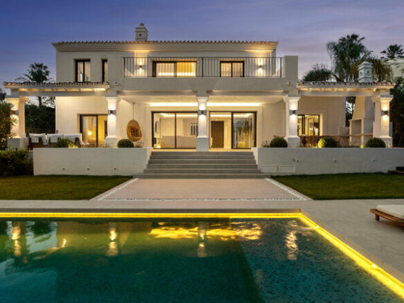 FOR SALE 🏡 Furnished Five-Bedroom Villa with Sea Views over Three Levels – Nueva Andalucía, Marbella 🇪🇸