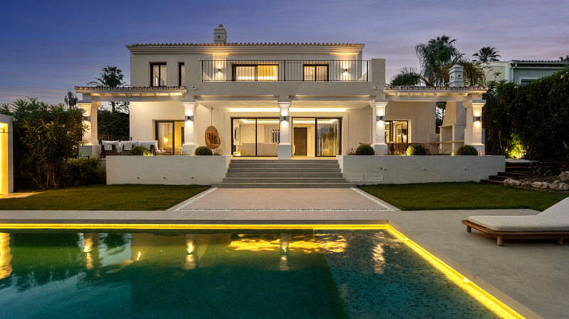 FOR SALE 🏡 Furnished Five-Bedroom Villa with Sea Views over Three Levels – Nueva Andalucía, Marbella 🇪🇸