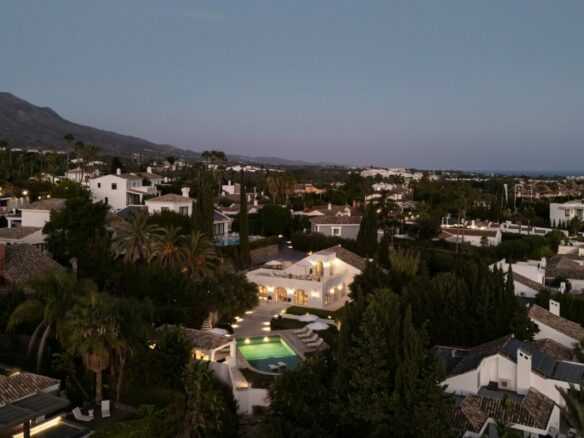 FOR SALE 🏡 Renovated Four-Bedroom Villa on a Double Plot with Sunset Views – Nueva Andalucía, Marbella 🇪🇸