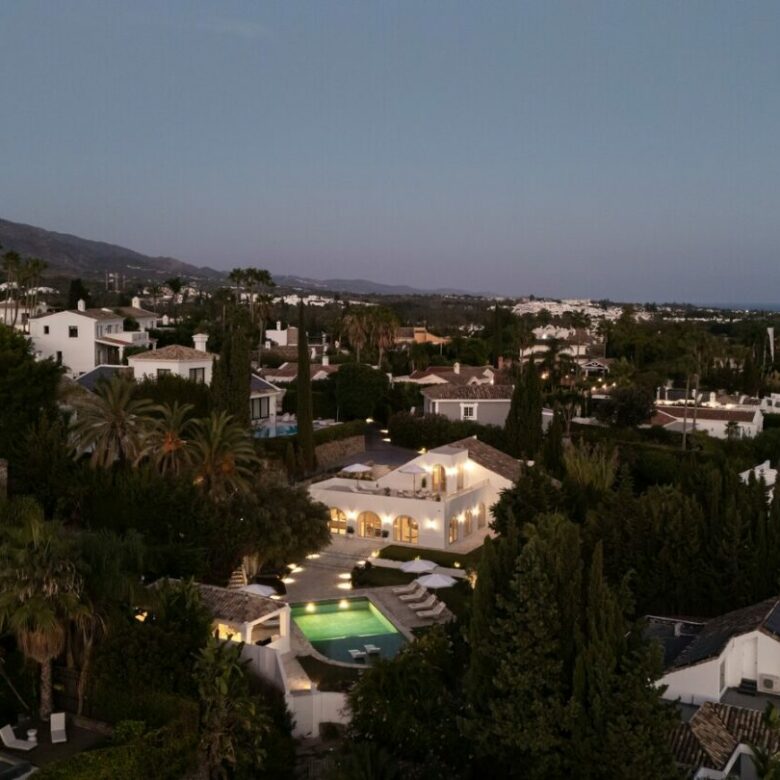 FOR SALE 🏡 Renovated Four-Bedroom Villa on a Double Plot with Sunset Views – Nueva Andalucía, Marbella 🇪🇸