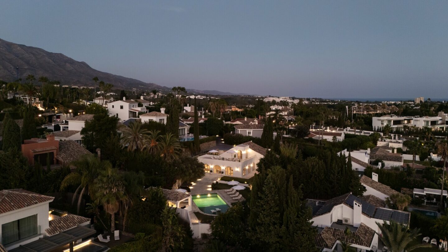 FOR SALE 🏡 Renovated Four-Bedroom Villa on a Double Plot with Sunset Views – Nueva Andalucía, Marbella 🇪🇸