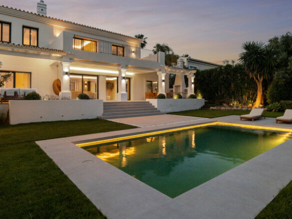 FOR SALE 🏡 Furnished Five-Bedroom Villa with Sea Views over Three Levels – Nueva Andalucía, Marbella 🇪🇸