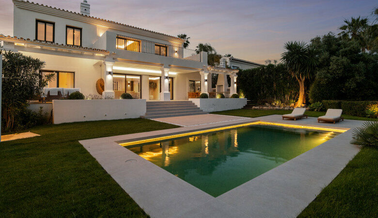 FOR SALE 🏡 Furnished Five-Bedroom Villa with Sea Views over Three Levels – Nueva Andalucía, Marbella 🇪🇸