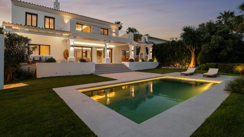 FOR SALE 🏡 Furnished Five-Bedroom Villa with Sea Views over Three Levels – Nueva Andalucía, Marbella 🇪🇸