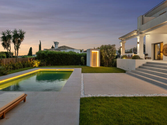 FOR SALE 🏡 Furnished Five-Bedroom Villa with Sea Views over Three Levels – Nueva Andalucía, Marbella 🇪🇸