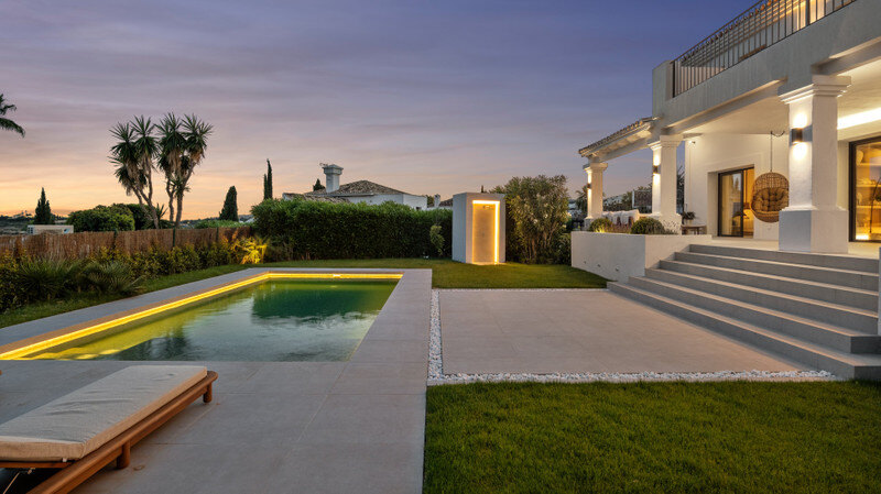 FOR SALE 🏡 Furnished Five-Bedroom Villa with Sea Views over Three Levels – Nueva Andalucía, Marbella 🇪🇸