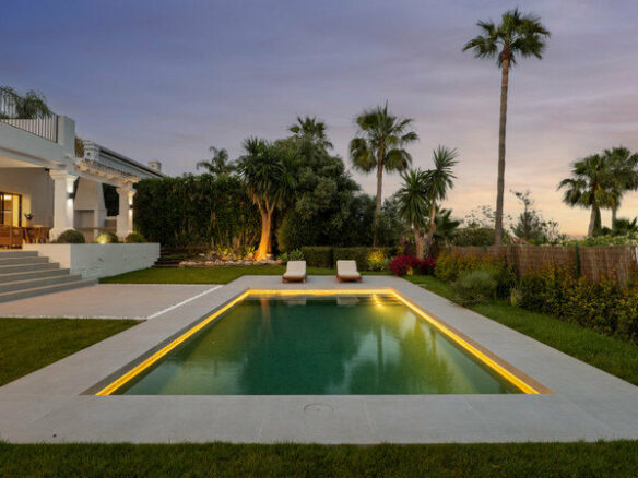 FOR SALE 🏡 Furnished Five-Bedroom Villa with Sea Views over Three Levels – Nueva Andalucía, Marbella 🇪🇸