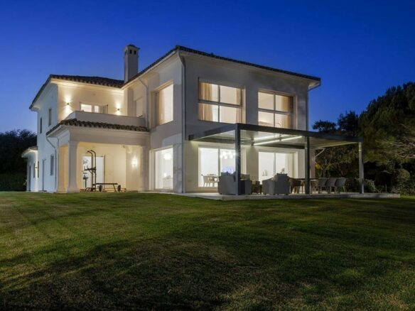 FOR SALE 🏡 Renovated 6-Bedroom Designer Villa with Heated Pool – Sotogrande Alto, Sotogrande 🇪🇸