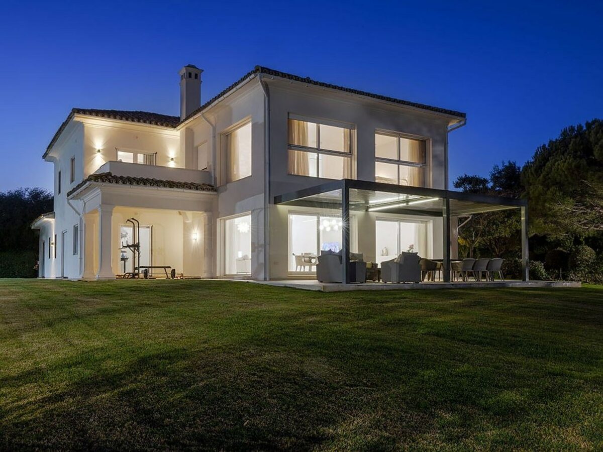 FOR SALE 🏡 Renovated 6-Bedroom Designer Villa with Heated Pool – Sotogrande Alto, Sotogrande 🇪🇸