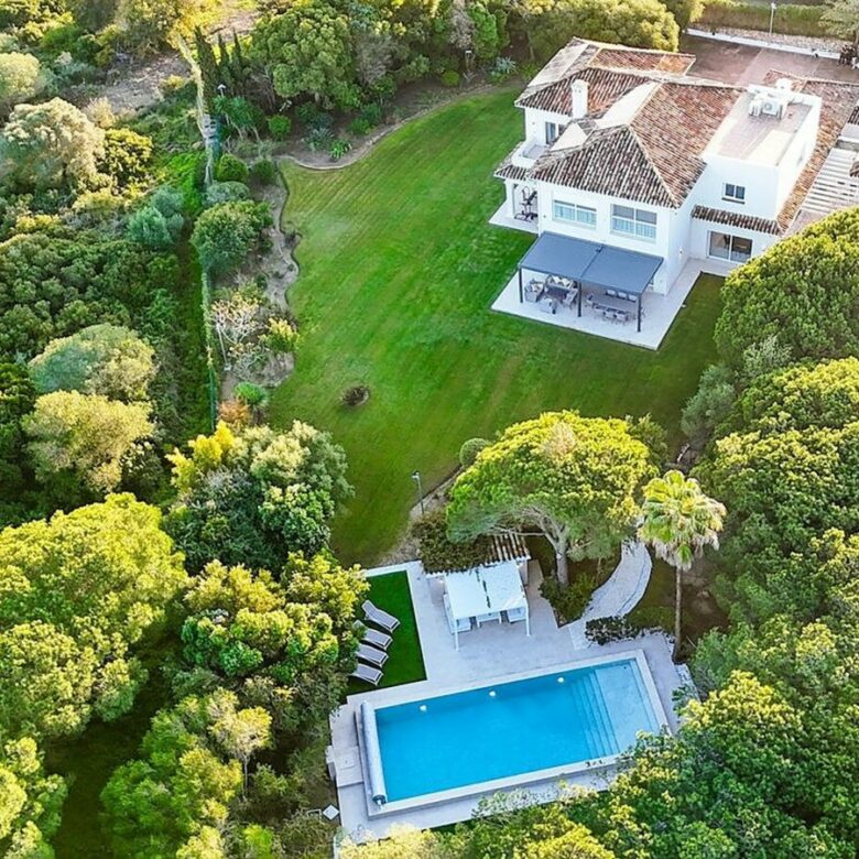 FOR SALE 🏡 Renovated 6-Bedroom Designer Villa with Heated Pool – Sotogrande Alto, Sotogrande 🇪🇸