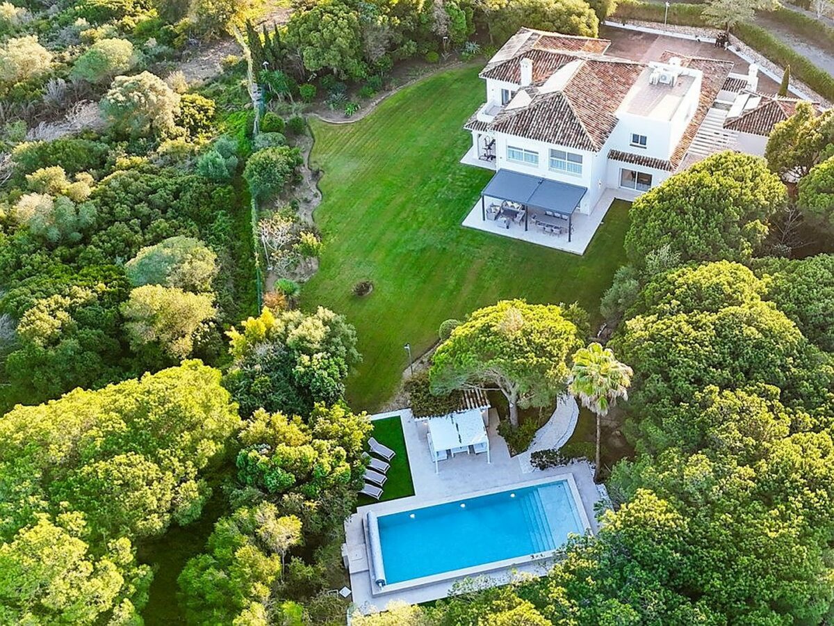 FOR SALE 🏡 Renovated 6-Bedroom Designer Villa with Heated Pool – Sotogrande Alto, Sotogrande 🇪🇸