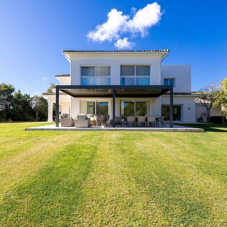 FOR SALE 🏡 Renovated 6-Bedroom Designer Villa with Heated Pool – Sotogrande Alto, Sotogrande 🇪🇸