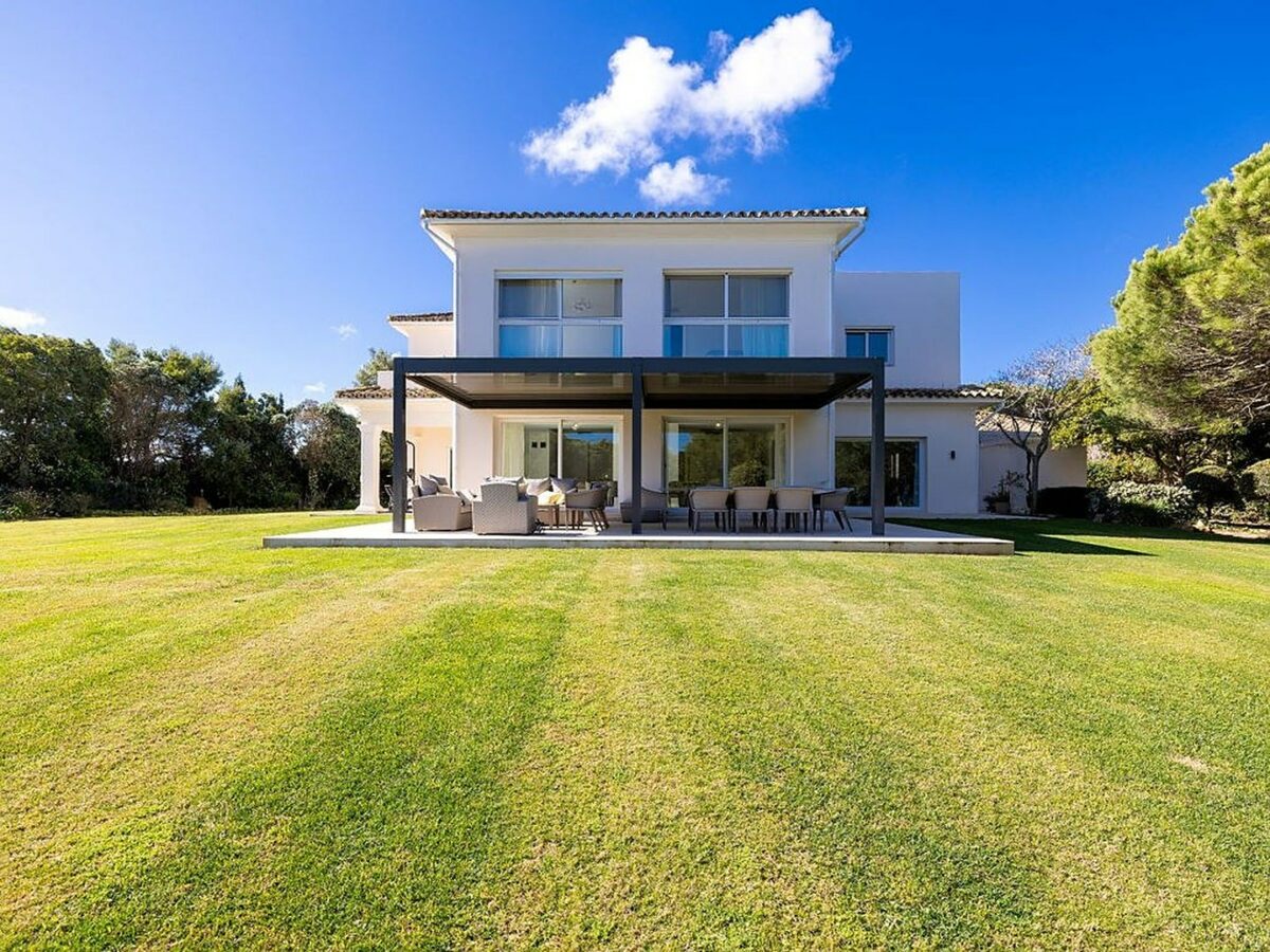 FOR SALE 🏡 Renovated 6-Bedroom Designer Villa with Heated Pool – Sotogrande Alto, Sotogrande 🇪🇸