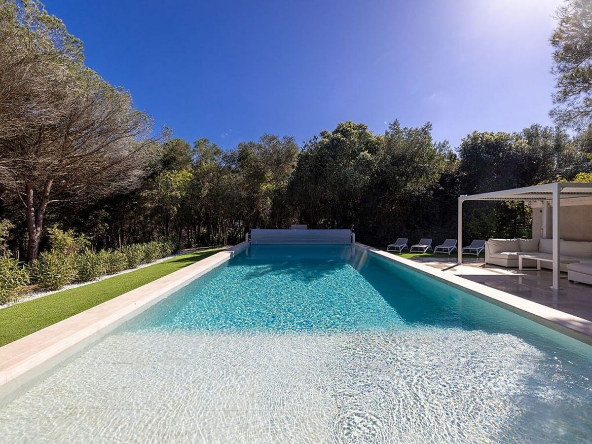 FOR SALE 🏡 Renovated 6-Bedroom Designer Villa with Heated Pool – Sotogrande Alto, Sotogrande 🇪🇸
