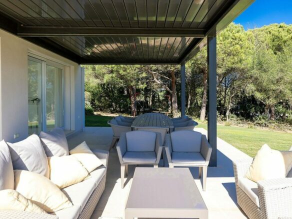 FOR SALE 🏡 Renovated 6-Bedroom Designer Villa with Heated Pool – Sotogrande Alto, Sotogrande 🇪🇸