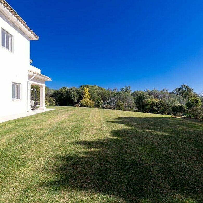 FOR SALE 🏡 Renovated 6-Bedroom Designer Villa with Heated Pool – Sotogrande Alto, Sotogrande 🇪🇸