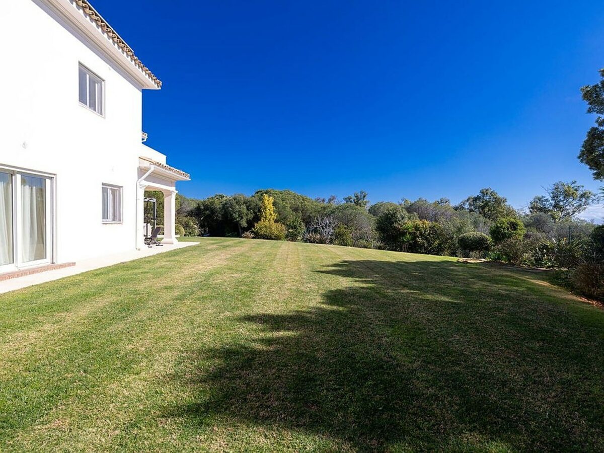 FOR SALE 🏡 Renovated 6-Bedroom Designer Villa with Heated Pool – Sotogrande Alto, Sotogrande 🇪🇸
