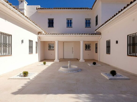 FOR SALE 🏡 Renovated 6-Bedroom Designer Villa with Heated Pool – Sotogrande Alto, Sotogrande 🇪🇸