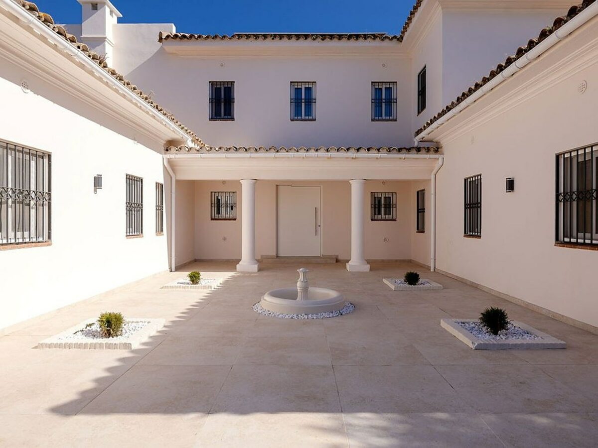 FOR SALE 🏡 Renovated 6-Bedroom Designer Villa with Heated Pool – Sotogrande Alto, Sotogrande 🇪🇸