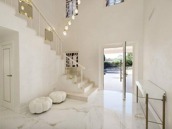 FOR SALE 🏡 Renovated 6-Bedroom Designer Villa with Heated Pool – Sotogrande Alto, Sotogrande 🇪🇸