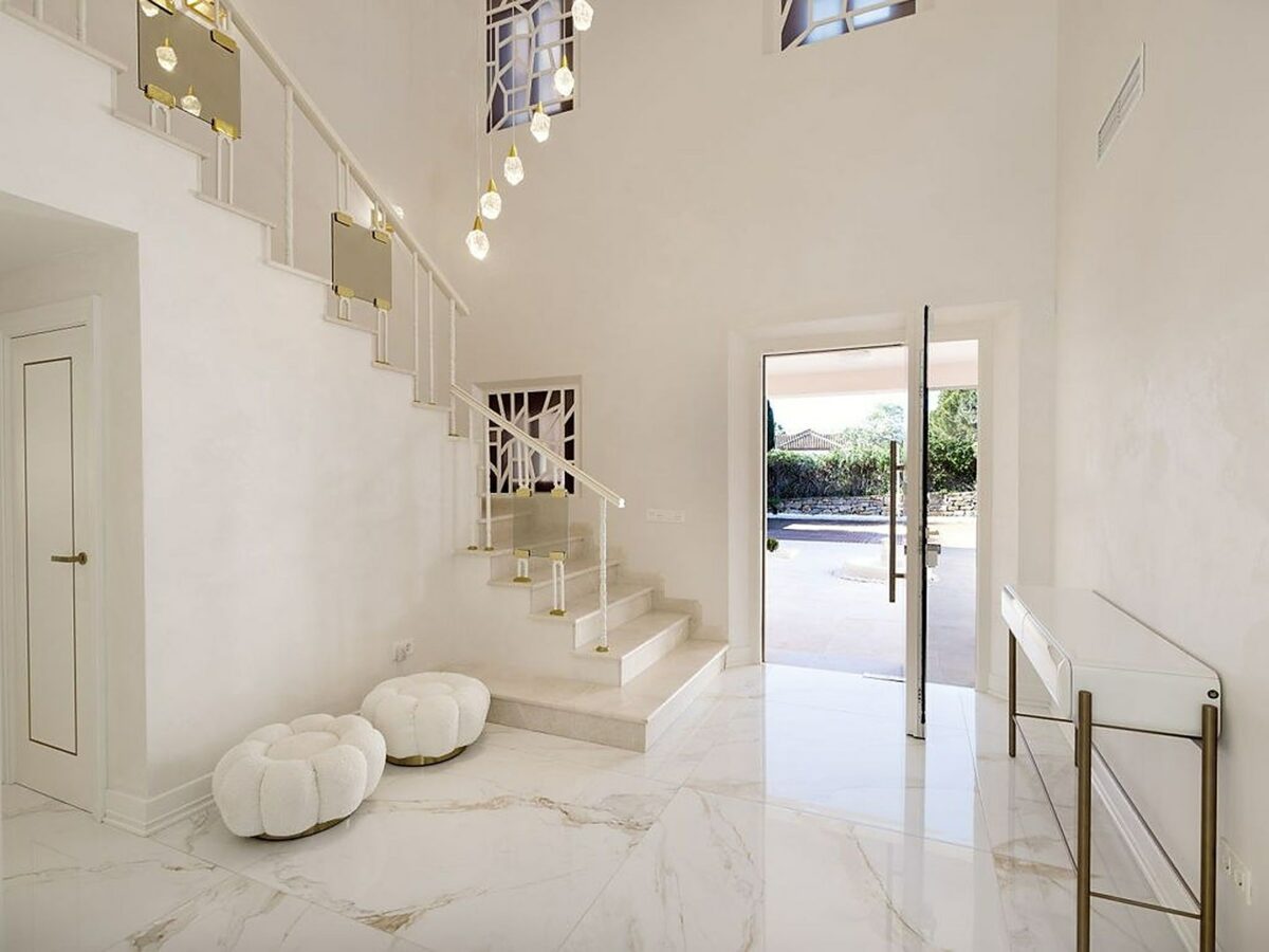FOR SALE 🏡 Renovated 6-Bedroom Designer Villa with Heated Pool – Sotogrande Alto, Sotogrande 🇪🇸