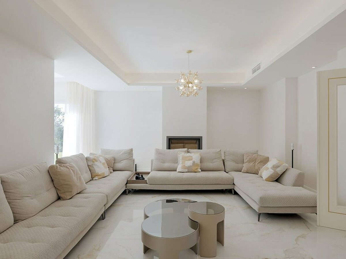 FOR SALE 🏡 Renovated 6-Bedroom Designer Villa with Heated Pool – Sotogrande Alto, Sotogrande 🇪🇸