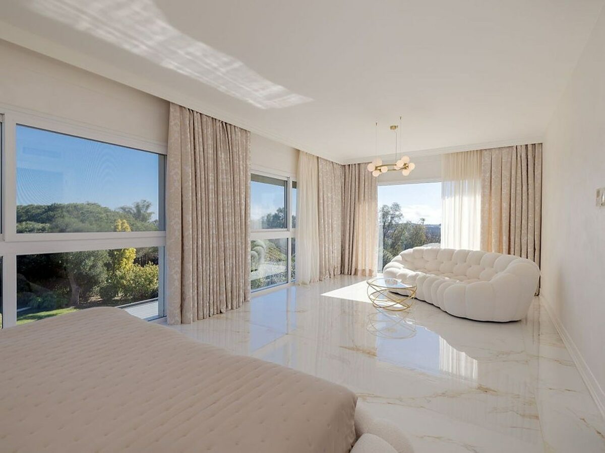 FOR SALE 🏡 Renovated 6-Bedroom Designer Villa with Heated Pool – Sotogrande Alto, Sotogrande 🇪🇸