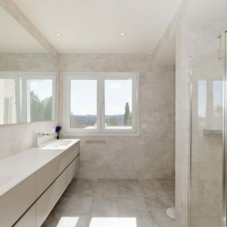FOR SALE 🏡 Renovated 6-Bedroom Designer Villa with Heated Pool – Sotogrande Alto, Sotogrande 🇪🇸