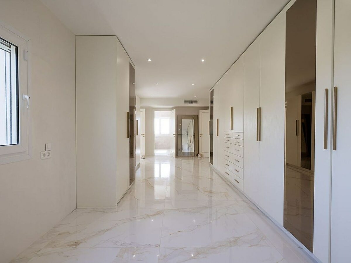 FOR SALE 🏡 Renovated 6-Bedroom Designer Villa with Heated Pool – Sotogrande Alto, Sotogrande 🇪🇸