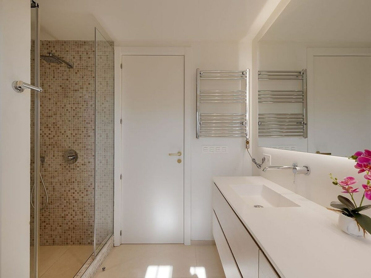 FOR SALE 🏡 Renovated 6-Bedroom Designer Villa with Heated Pool – Sotogrande Alto, Sotogrande 🇪🇸