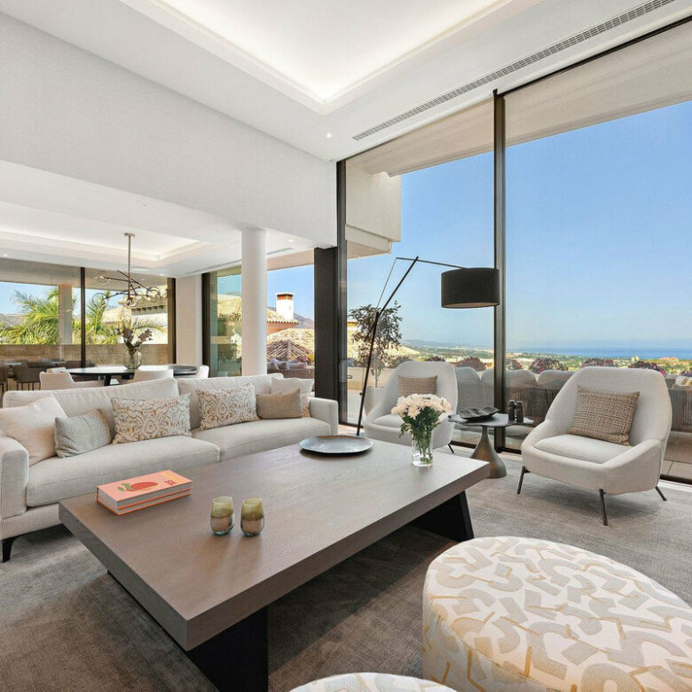 FOR SALE 🏡 Villa-Style Duplex with Panoramic Sea Views in a Gated Community of Seven – La Quinta, Benahavís 🇪🇸