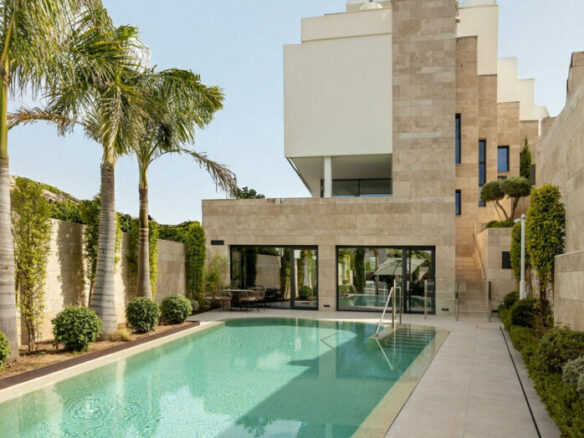 FOR SALE 🏡 Villa-Style Duplex with Panoramic Sea Views in a Gated Community of Seven – La Quinta, Benahavís 🇪🇸