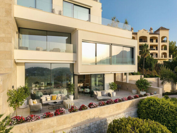 FOR SALE 🏡 Villa-Style Duplex with Panoramic Sea Views in a Gated Community of Seven – La Quinta, Benahavís 🇪🇸