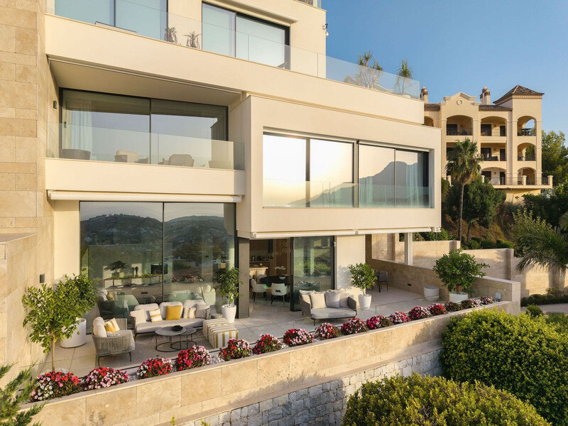 FOR SALE 🏡 Villa-Style Duplex with Panoramic Sea Views in a Gated Community of Seven – La Quinta, Benahavís 🇪🇸