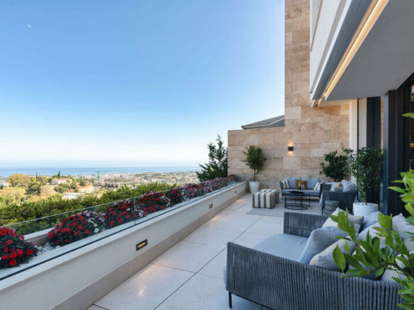 FOR SALE 🏡 Villa-Style Duplex with Panoramic Sea Views in a Gated Community of Seven – La Quinta, Benahavís 🇪🇸