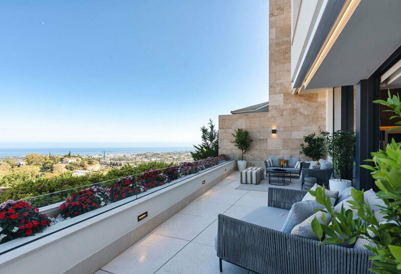 FOR SALE 🏡 Villa-Style Duplex with Panoramic Sea Views in a Gated Community of Seven – La Quinta, Benahavís 🇪🇸