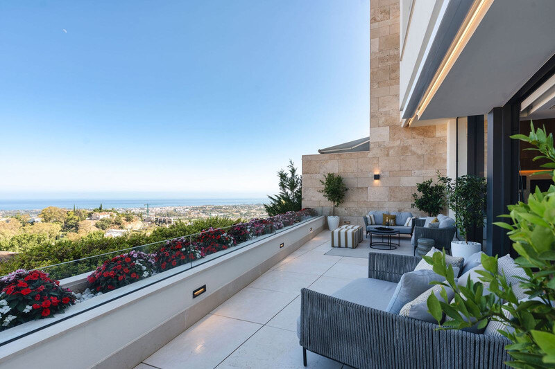 FOR SALE 🏡 Villa-Style Duplex with Panoramic Sea Views in a Gated Community of Seven – La Quinta, Benahavís 🇪🇸