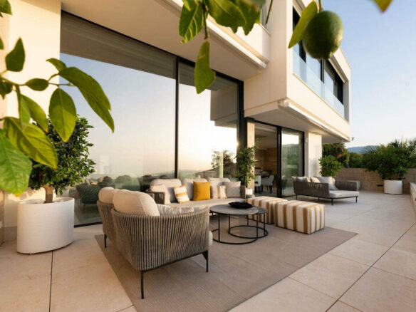 FOR SALE 🏡 Villa-Style Duplex with Panoramic Sea Views in a Gated Community of Seven – La Quinta, Benahavís 🇪🇸
