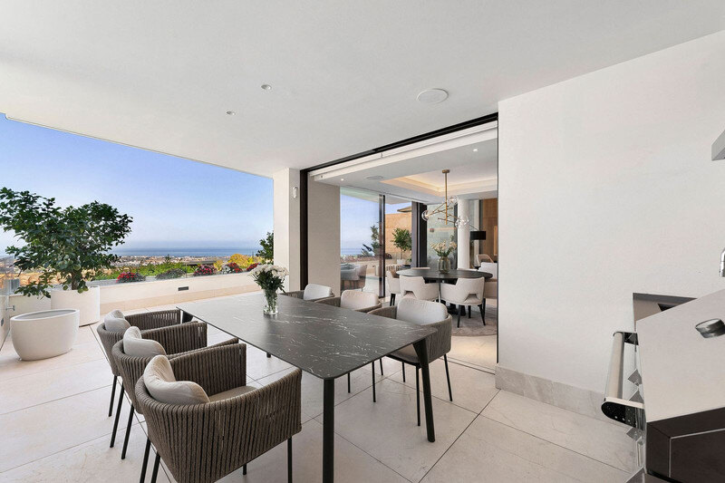 FOR SALE 🏡 Villa-Style Duplex with Panoramic Sea Views in a Gated Community of Seven – La Quinta, Benahavís 🇪🇸