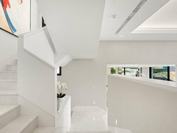 FOR SALE 🏡 Villa-Style Duplex with Panoramic Sea Views in a Gated Community of Seven – La Quinta, Benahavís 🇪🇸